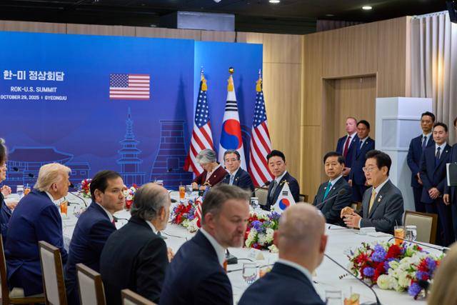 이재명 대통령이 29일 경북 경주국립박물관에서 열린 한미 정상회담 확대오찬회담에 도널드 트럼프 미국 대통령과 대화를 하고 있다. 경주=대통령실 제공
