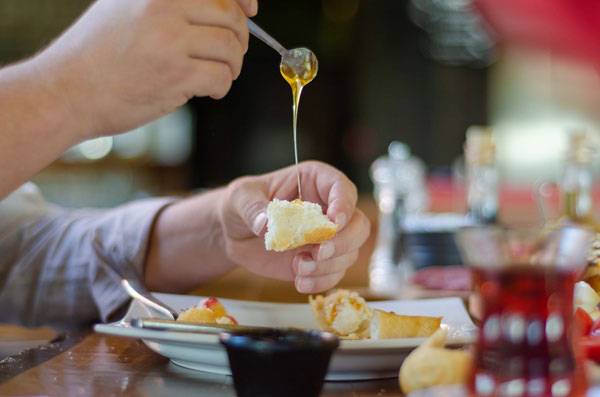 최근 꿀·메이플시럽·아가베 시럽 등 자연에서 얻은 천연 감미료가 ‘더 건강한 선택’으로 주목받고 있다./사진=게티이미지뱅크