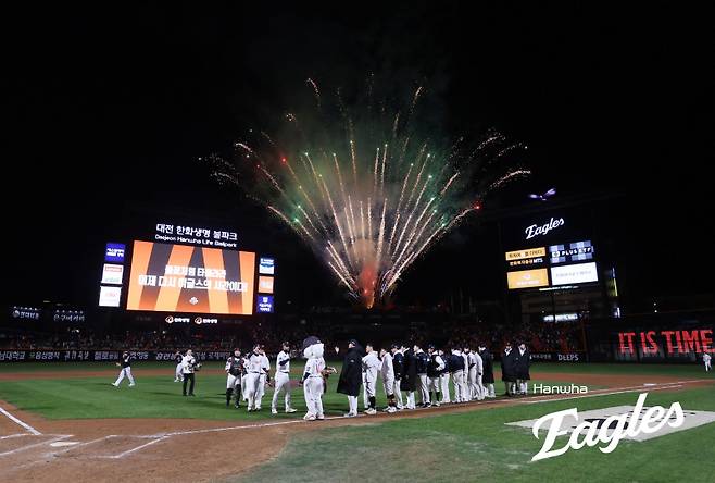 29일 한국시리즈 3차전이 열린 대전 한화생명볼파크에 불꽃 공연이 펼쳐지고 있다.&nbsp;