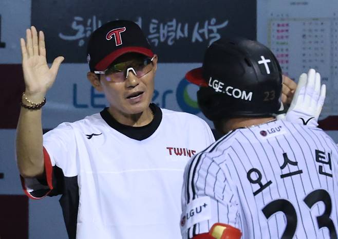 <yonhap photo-4576="">LG 염경엽(왼쪽) 감독과 오스틴 딘. 사진=연합뉴스&nbsp;</yonhap>
