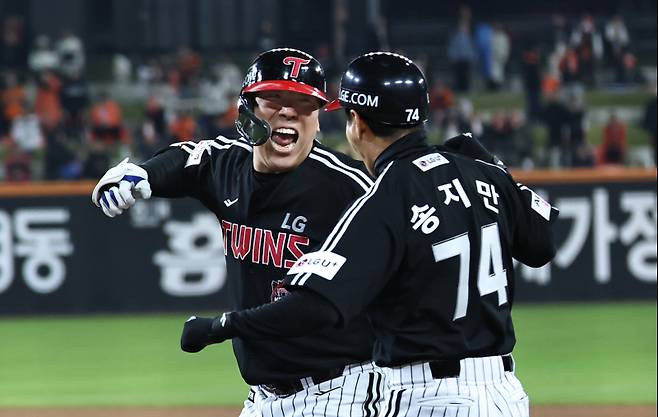 <yonhap photo-6977="">(대전=연합뉴스) 김인철 기자 = 30일 대전한화생명볼파크에서 열린 2025 프로야구 KBO리그 포스트시즌 한국시리즈 4차전 LG 트윈스와 한화 이글스의 경기. 9회초 2사 2, 3루 때 LG 김현수가 역전 2타점 1루타를 친 후 환호하고 있다. 2025.10.30 yatoya@yna.co.kr/2025-10-30 21:52:52/ <저작권자 ⓒ 1980-2025 ㈜연합뉴스. 무단 전재 재배포 금지, AI 학습 및 활용 금지></yonhap>