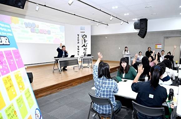 김경일 경기도 파주시장이 청소년과 함께하는 이동시장실을 운영하고 있다. [사진=파주시]