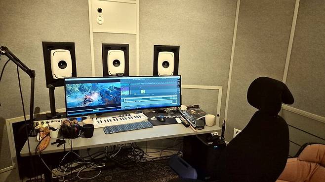 ▲ 막바지 작업에 한창인 사운드 디렉터의 작업실. 딱 한 명이 들어갈 크기다