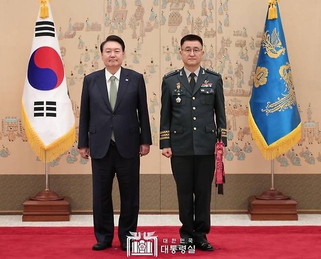 윤석열 대통령과 박안수 계엄사령관(오른쪽).