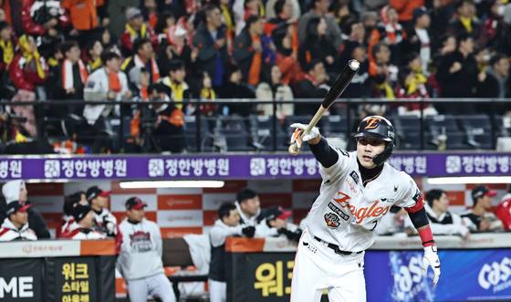 심우준이 8회말 역전 드라마를 완성하는 2타점 2루타를 터트린 뒤 더그아웃의 동료들을 향해 기쁨을 표현하고 있다. [연합뉴스]