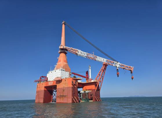 28일 전남 영광군 해상에 조성 중인 '영광 낙월해상풍력발전단지' 모습. 공사에 투입된 설치선 '한산1호'다. 김수민 기자