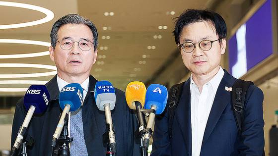 김용범 대통령실 정책실장(왼쪽)과 김정관 산업통상부 장관이 한미 관세협상 추가 논의를 마치고 24일 인천국제공항을 통해 귀국한 뒤 취재진의 질문에 답하고 있다. 연합뉴스.