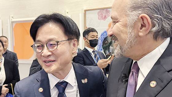 하워드 러트닉 미국 상무부 장관과 김정관 산업통상부 장관이 29일 오후 경북 경주 예술의전당에서 열린 한미 비즈니스 라운드 테이블에 참석 직전 포옹하고 있다. 연합뉴스