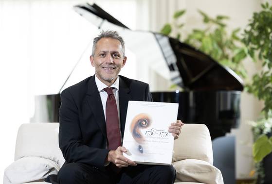 안드레아 비르질리오 크레모나 시장이 30일 서울 한남동 이탈리아 대사관저에서 스트라디바리우스 등 크레모나에서 만들어진 바이올린이 수록된 도록을 들고 있다. 권혁재 사진전문기자