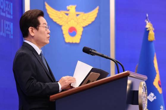 이재명 대통령이 21일 오전 서울 서대문구 미근동 경찰청에서 열린 제80주년 경찰의 날 기념식에서 축사를 하고 있다. 대통령실 사진기자단