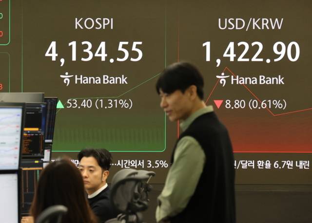 ▲ 30일 서울 중구 하나은행 본점 딜링룸에서 직원들이 업무를 보고 있다. 연합뉴스