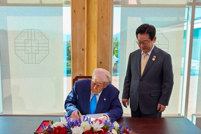 도널드 트럼프 미국 대통령이 지난 29일 경북 경주박물관에서 열린 한미 정상회담에 앞서 방명록을 작성하고 있다. 사진=대통령실 제공·뉴스1