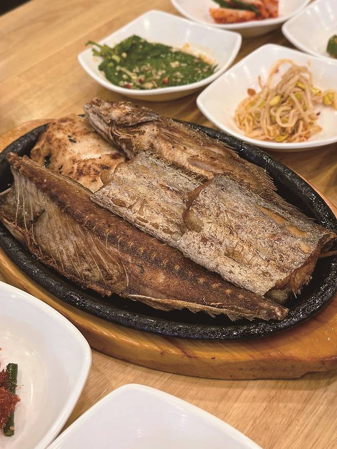 가자미, 고등어, 갈치, 민어조기로 구성된 모듬 생선구이. 사진=박소윤