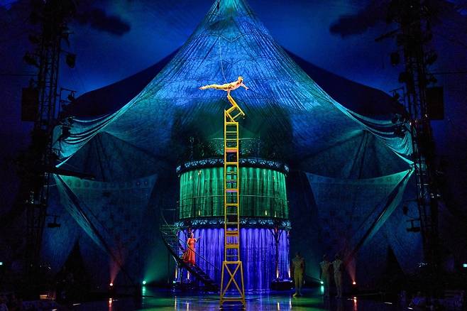 태양의 서커스 '쿠자'에 등장하는 공중곡예 '밸런싱 체어'. 제공=마스트 인터내셔널.