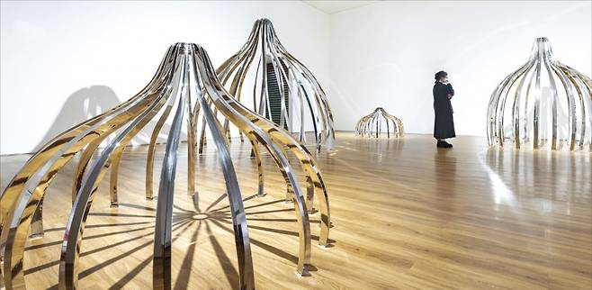 인도네시아 자카르타 뮤지엄마칸에 전시된 태국 작가 피나리 산피탁의 ‘가슴 사리탑 정원수(Breast Stupa Topiary)’(2013).     ©뮤지엄마칸