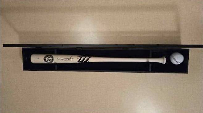 대통령실은 도널드 트럼프 미국 대통령이 경주 한미 정상회담을 계기로 이재명 대통령에게 선물한 야구 배트와 야구공을 30일 공개했다. / 사진=연합뉴스