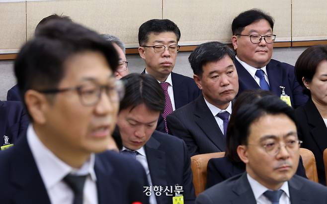 지난 23일 국회 법제사법위원회에서 열린 2025년 국정감사에서 엄희준 광주고검 검사가 문지석 광주고검 부장검사의 발언을 듣고 있다. 권도현 기자