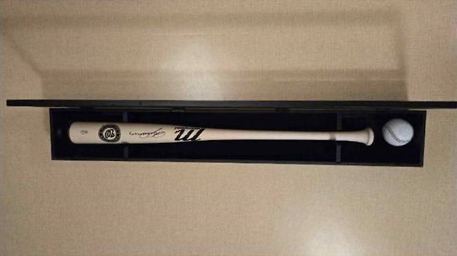 대통령실은 30일 도널드 트럼프 미국 대통령이 이재명 대통령에게 야구 배트와 야구공을 선물했다고 밝혔다. 야구 배트에는 메이저리그 야구팀 워싱턴 내셔널스의 외야수 딜런 크루즈 선수의 친필 서명이 담겼다.  대통령실 제공