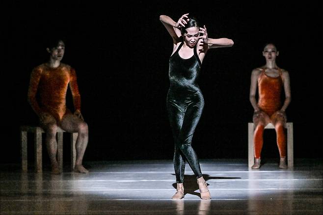 한스 판 마넨의 ‘캄머발레’ 공연 모습.   세종문화회관 제공