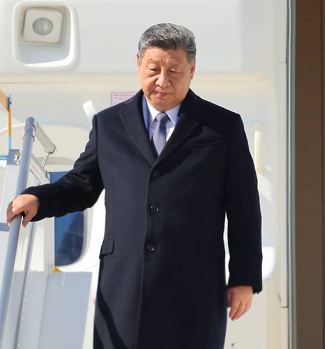 시진핑 중국 국가주석이 30일 경주 아시아·태평양경제협력체(APEC) 정상회의에 참석하기 위해 부산 김해공항에 도착해 전용기에서 내리고 있다.  연합뉴스