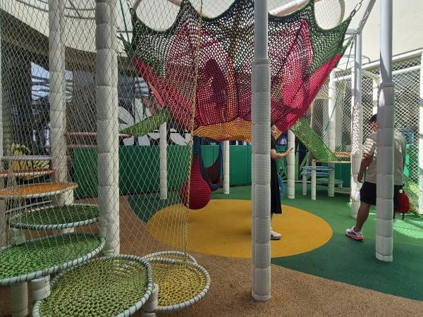 안데르센이야기관을 방문한 일행이 체험시설을 둘러 보고 있다.