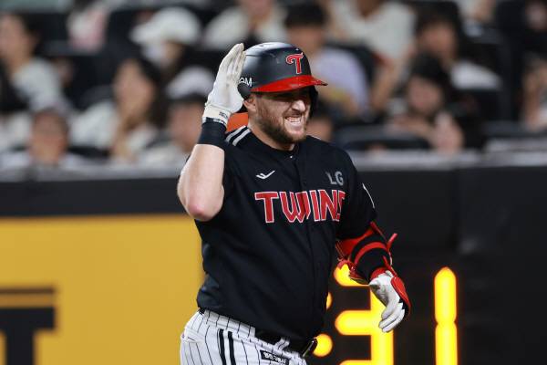 LG 외인 타자 오스틴이 KS 세 경기에서 안타 없이 경기를 마쳤다. LG는 4차전을 앞두고 오스틴 타순을 조정했다. 사진은 지난달 경기에서 솔로 홈런을 친 뒤 기뻐하는 오스틴 모습. 연합뉴스