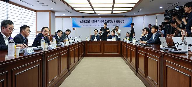 Lee Dong-geun, vice chairman of the Korea Enterprises Federation, answers questions from reporters after delivering a joint statement with industry associations, calling for a halt to the revision of the so-called "Yellow Envelope Bill" at the federation’s headquarters in Mapo District, western Seoul, on July 30. [NEWS1]