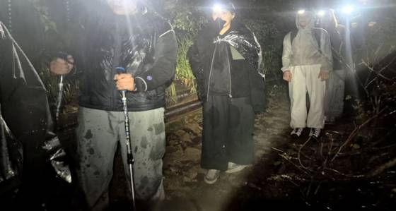 Russian hikers are rescued after collapsing from exhaustion in Seoraksan National Park on Oct. 17. [SEORAKSAN NATIONAL PARK OFFICE]