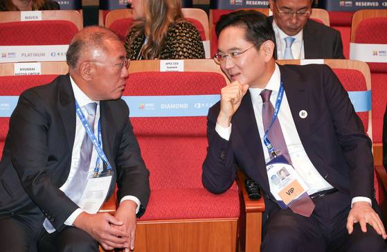 Hyundai Motor Group Executive Chair Euisun Chung, left, and Samsung Electronics Executive Chairman Lee Jae-yong talk during the APEC CEO Summit at the Gyeongju Arts Center in North Gyeongsang on Oct. 29. [YONHAP]