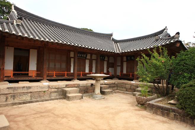 A view of the anchae, women’s quarters, at the Choi Clan House. [LEE SO-YOON]