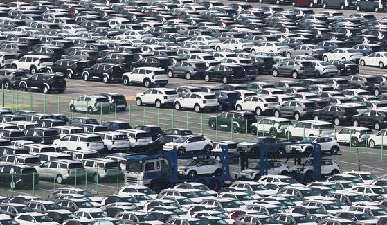 Cars are waiting to be exported at a port in Pyeongtaek, Gyeonggi. [YONHAP]