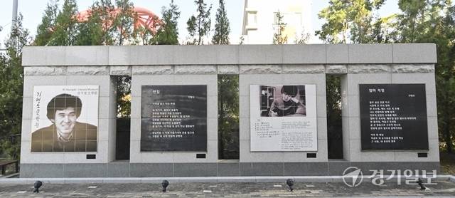 기형도 시인의 사진과 시가 적혀있는 조형비. 홍기웅기자