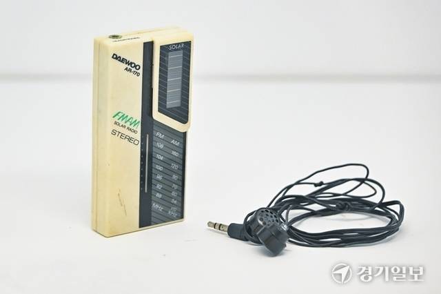 기형도 시인이 즐겨 사용하던 소형라디오. 홍기웅기자