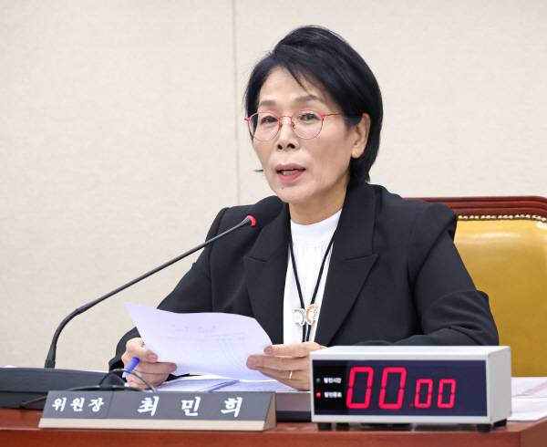 ▲30일 국정감사에서 최민희 국회 과방위원장. ⓒ연합뉴스