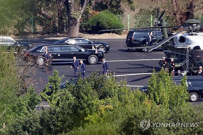 도널드 트럼프 미국 대통령이 29일 전용 헬기 마린원을 타고 2025 경주 아시아태평양경제협력체(APEC) 정상회의장이 있는 경북 경주시 보문관광단지 한 헬기장에 도착, 전용 리무진 더 비스트에 탑승하기 위해 이동하고 있다. 2025.10.29 [사진출처=연합뉴스]