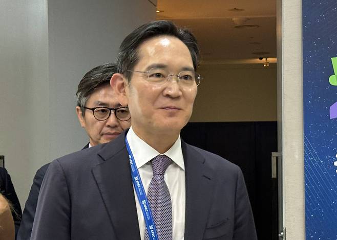 이재용 삼성전자 회장이 29일 오후 경북 경주 예술의전당에서 열린 한미 비즈니스 라운드 테이블 리셉션을 마친 뒤 밖으로 나서고 있다. [연합뉴스]