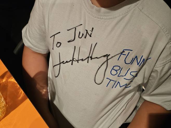 젠슨 황 엔비디아 최고경영자가 30일 서울 강남구 깐부치킨에서 사인한 어린이의 티셔츠.  [독자 제공·연합뉴스]