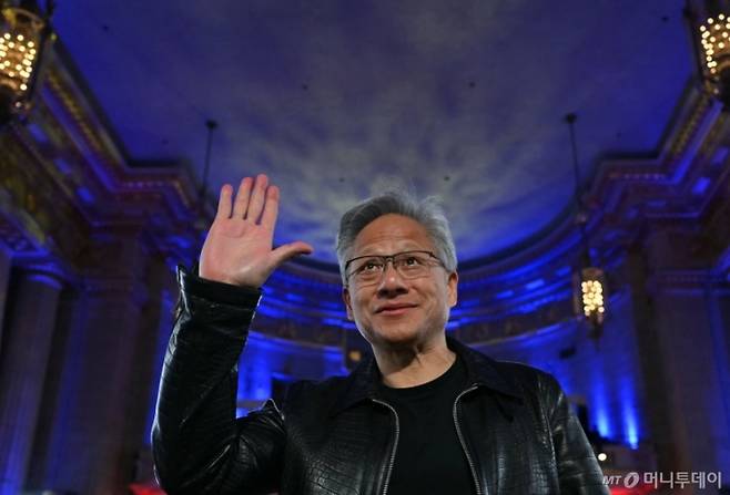 지난7월 3일(현지시간) 미국 워싱턴 D.C.의 앤드루 W. 멜론 오디토리움에서 열린 ‘AI 경쟁에서 승리하기(Winning the AI Race)’ 정상회의에 참석한 젠슨 황 엔비디아 최고경영자(CEO). /워싱턴 AFP=뉴스1