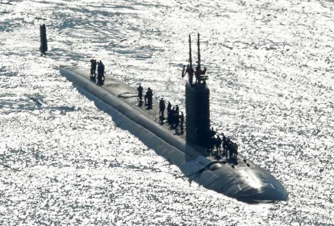 미국 해군 로스엔젤레스급 핵추진 잠수함 '알렉산드리아함'(SSN 757·6900톤급)이 지난 2월10일 오전 부산 남구 해군작전사령부 부산작전기지에 입항하고 있다.   1991년 취역한 알렉산드리아함은 길이 110m, 폭 10m 규모이며 군수 적재와 승조원 휴식을 위해 이날 부산에 입항했다. 알렉산드리아함이 국내에 입항한 것은 이번이 처음이다. / 사진=뉴스1