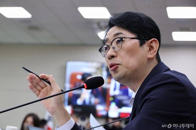 [서울=뉴시스] 김금보 기자 = 주진우 국민의힘 의원이 24일 오후 서울 여의도 국회에서 열린 법제사법위원회의 고위공직자범죄수사처에 대한 국정감사에서 질의를 하고 있다. 2025.10.24. kgb@newsis.com /사진=김금보