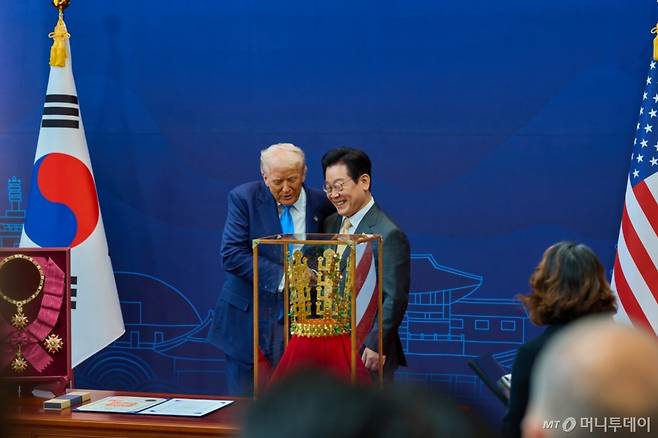 (서울=뉴스1) 허경 기자 = 이재명 대통령이 지난 29일 경북 경주박물관에서 열린 한미 공식 환영식에서 도널드 트럼프 미국 대통령에게 무궁화 대훈장 수여와 천마총 금관 모형을 선물한 뒤 악수하고 있다. (이재명 대통령 SNS. 재판매 및 DB 금지) 2025.10.30/뉴스1  Copyright (C) 뉴스1. All rights reserved. 무단 전재 및 재배포,  AI학습 이용 금지. /사진=(서울=뉴스1) 허경 기자