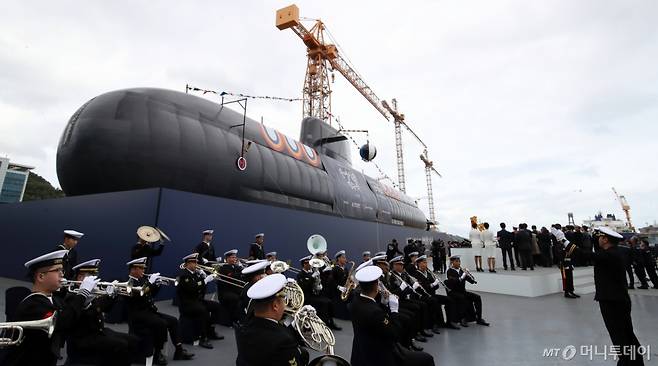 (거제=뉴스1) 윤일지 기자 = 22일 오후 경남 거제 한화오션 거제사업장에서 장보고-Ⅲ Batch-Ⅱ 1번함인 장영실함 진수식이 열리고 있다.    톤수 약 3600톤, 길이 약 89m인 장영실함은 대한민국 기술로 건조된 세계 최고 수준의 디젤 잠수함으로 한층 강화된 정밀 타격 능력과 수중작전능력을 바탕으로 다양한 안보위협에 효과적으로 대응 가능하다. 2025.10.22/뉴스1  Copyright (C) 뉴스1. All rights reserved. 무단 전재 및 재배포,  AI학습 이용 금지. /사진=(거제=뉴스1) 윤일지 기자
