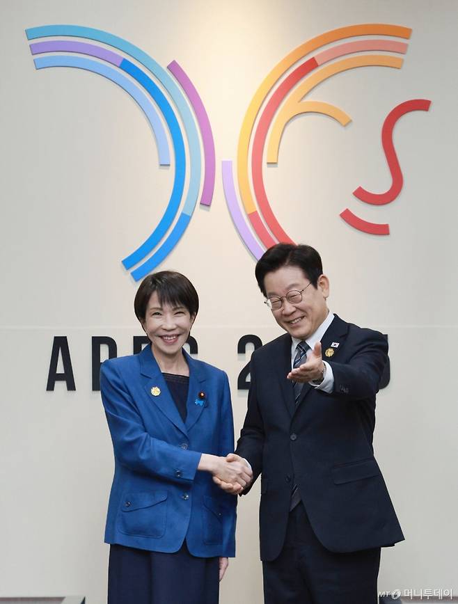 [경주=뉴시스] 고범준 기자 = 이재명 대통령과 다카이치 사나에 일본 총리가 30일 경북 경주 APEC 정상회의장에서 한일 정상회담 기념촬영을 하고 있다. 2025.10.30. bjko@newsis.com /사진=고범준