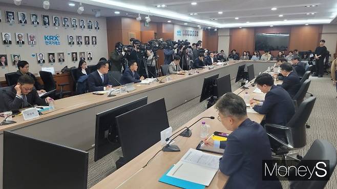 정은보 한국거래소 이사장이 30일 서울 여의도 사옥으로 증권사 리서치센터장을 초청해 '코스피 5000 시대 도약을 위한 시장전문가 간담회'를 개최했다. 사진은 간담회에 참석한 주요 관계자들 모습. /사진=김창성 기자