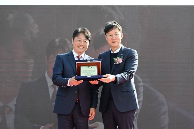 이민근(오른쪽) 경기 안산시장과 윤동열 안산대 총장이 지난 29일 안산대 정문 광장에서 열린 ‘세빛로·새빛나눔주차장 준공 기념식’에서 기념촬영을 하고 있다. 안산시청 제공