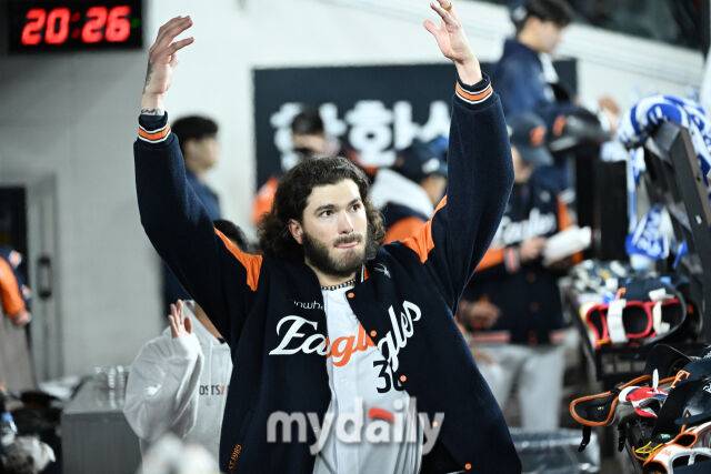 29일 대전 한화생명 볼파크 야구장에서 열린 '2025 신한 SOL 뱅크 KBO 한국시리즈 3차전' LG 트윈스와 한화 이글스 경기. 한화 선발 폰세가 6회초 수비를 마치고 더그아웃에 들어와 두 손을 들어보이고 있다./대전=한혁승 기자 hanfoto@mydaily.co.kr