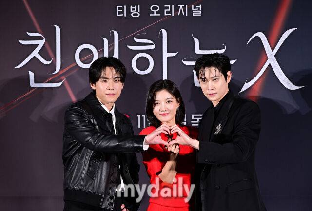 2025년 10월 30일 오후 서울 용산구 CGV 용산아이파크몰에서 열린 티빙 오리지널 시리즈 ‘친애하는 X’ 제작발표회가 열렸다. 배우 김도훈, 김유정, 김영대(왼쪽부터)가 인사하고 있다. / 유진형 기자(zolong@mydaily.co.kr)