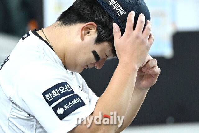 29일 대전 한화생명 볼파크 야구장에서 열린 '2025 신한 SOL 뱅크 KBO 한국시리즈 3차전' LG 트윈스와 한화 이글스 경기. 한화가 7-3으로 LG에 승리했다. 경기 마무리 투수로 나온 한화 김서현이 경기가 끝난 뒤 더그아웃에서 눈물을 흘리고 있다./대전=한혁승 기자 hanfoto@mydaily.co.kr