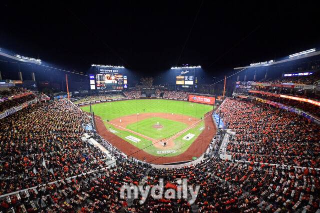 29일 대전 한화생명 볼파크 야구장에서 열린 '2025 신한 SOL 뱅크 KBO 한국시리즈 3차전' LG 트윈스와 한화 이글스 경기. 야구 팬으로 가득 찬 한화생명 볼파크./대전 = 한혁승 기자