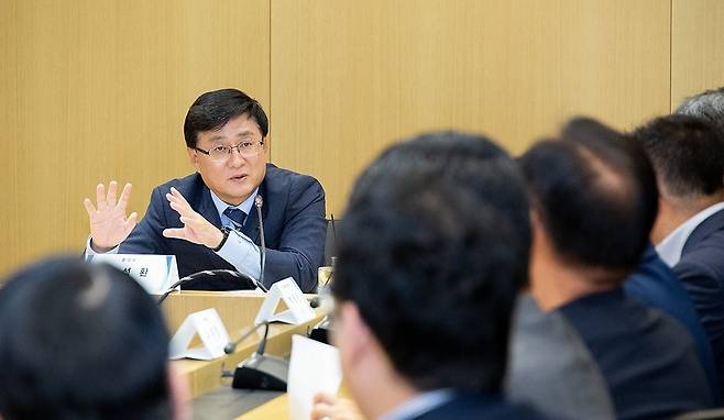 김성환 환경부 장관이 지난 9월 경기 성남시 한화미래기술연구소를 방문해 태양광분야 주요기업 현장 간담회를 하고 있다.[연합]